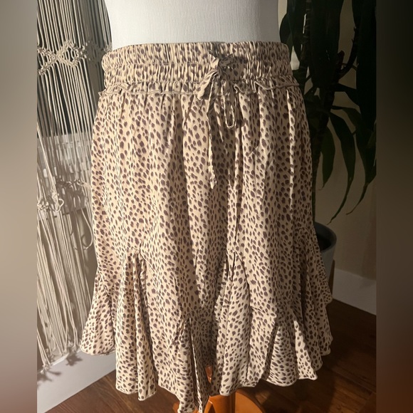 Mini Elastic Waist Pleated Skirt - Picture 2 of 4
